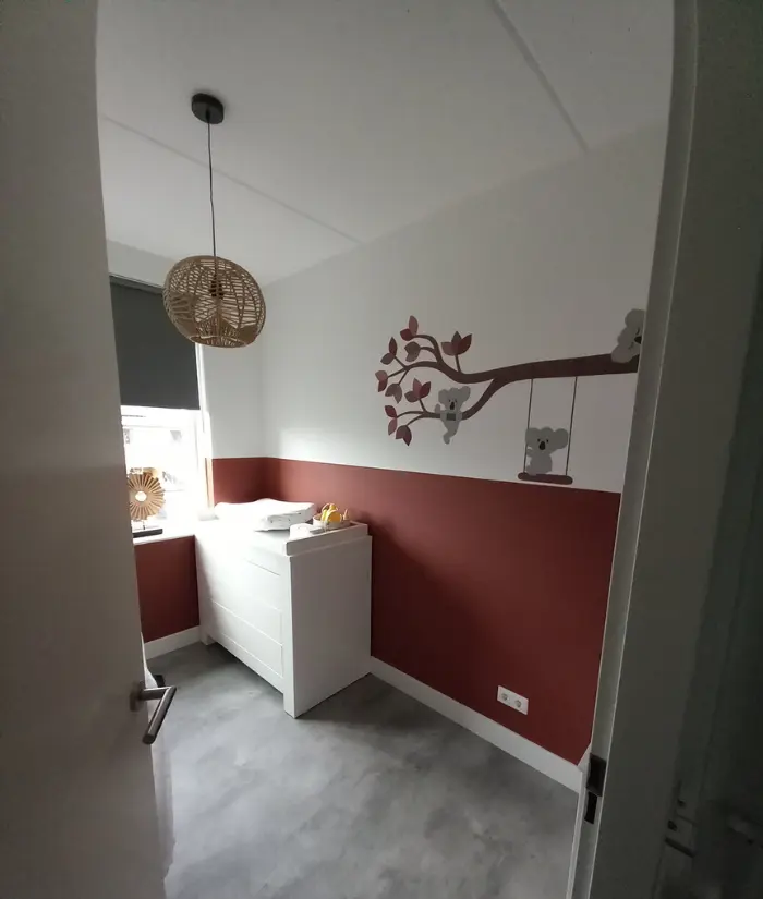 Terracotta babykamer met koalaberen muurdecoratie